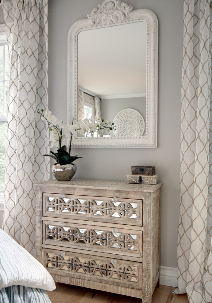 Ejemplo de dormitorio principal campestre de tamaño medio sin chimenea con paredes grises, suelo de travertino y suelo beige