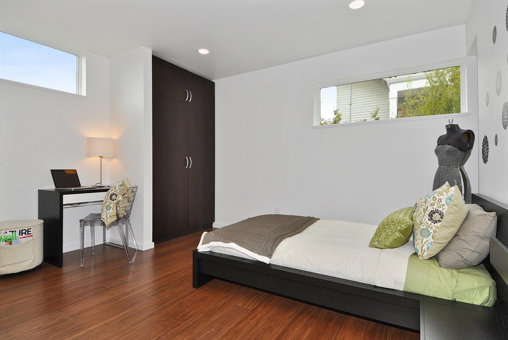 Источник вдохновения для домашнего уюта: гостевая спальня среднего размера, (комната для гостей) в стиле модернизм с белыми стенами и паркетным полом среднего тона без камина