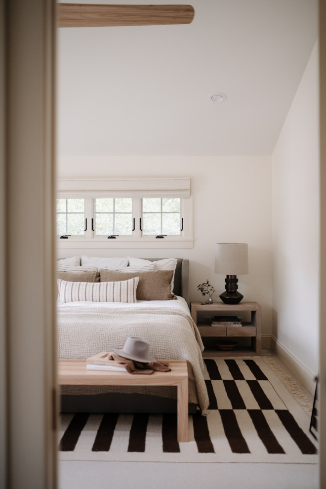 На фото: спальня в стиле неоклассика (современная классика) с белыми стенами, серым полом и сводчатым потолком с