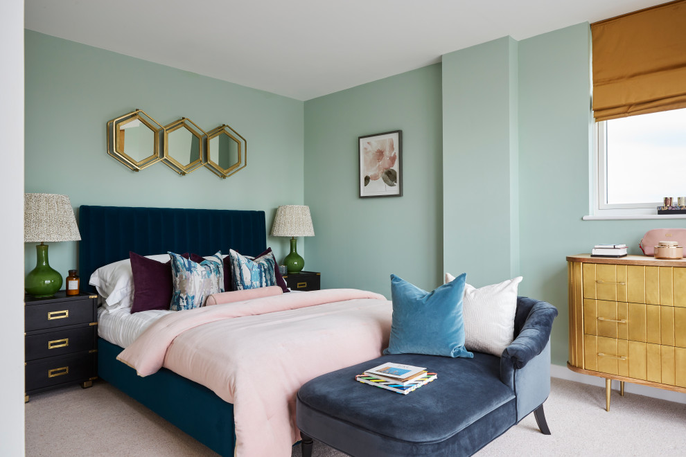 Modernes Gästezimmer ohne Kamin mit blauer Wandfarbe, Teppichboden und beigem Boden in London