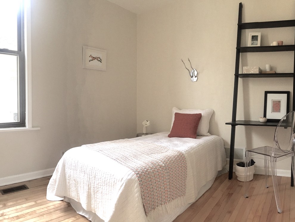 Imagen de habitación de invitados escandinava pequeña sin chimenea con paredes grises, suelo de madera en tonos medios y suelo beige