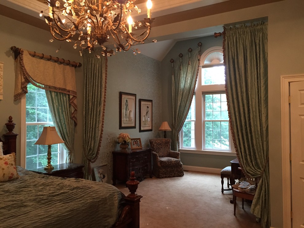 Klassisches Hauptschlafzimmer mit beiger Wandfarbe und dunklem Holzboden in Philadelphia