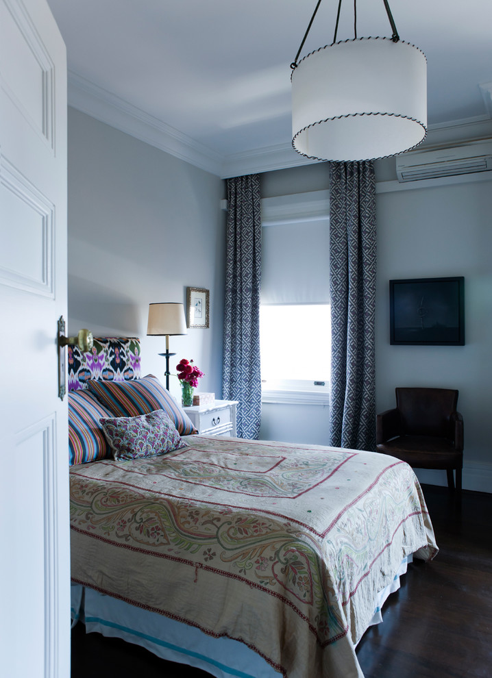 Пример оригинального дизайна: хозяйская спальня среднего размера в стиле фьюжн с серыми стенами и темным паркетным полом без камина