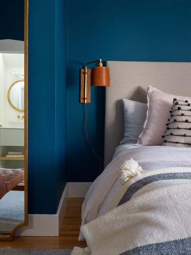 Идея дизайна: хозяйская спальня среднего размера в скандинавском стиле с синими стенами без камина