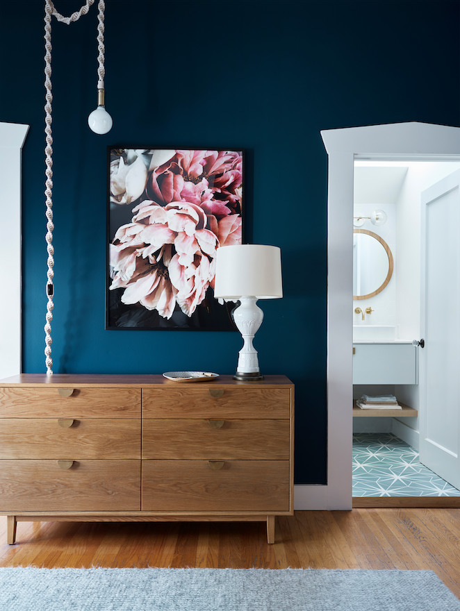 Großes Skandinavisches Hauptschlafzimmer mit blauer Wandfarbe, hellem Holzboden und braunem Boden in San Francisco
