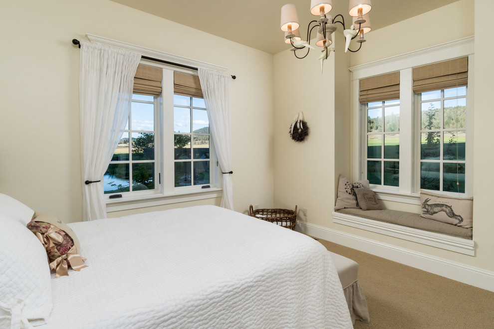 Mittelgroßes Klassisches Schlafzimmer mit beiger Wandfarbe, Teppichboden und braunem Boden in Sonstige