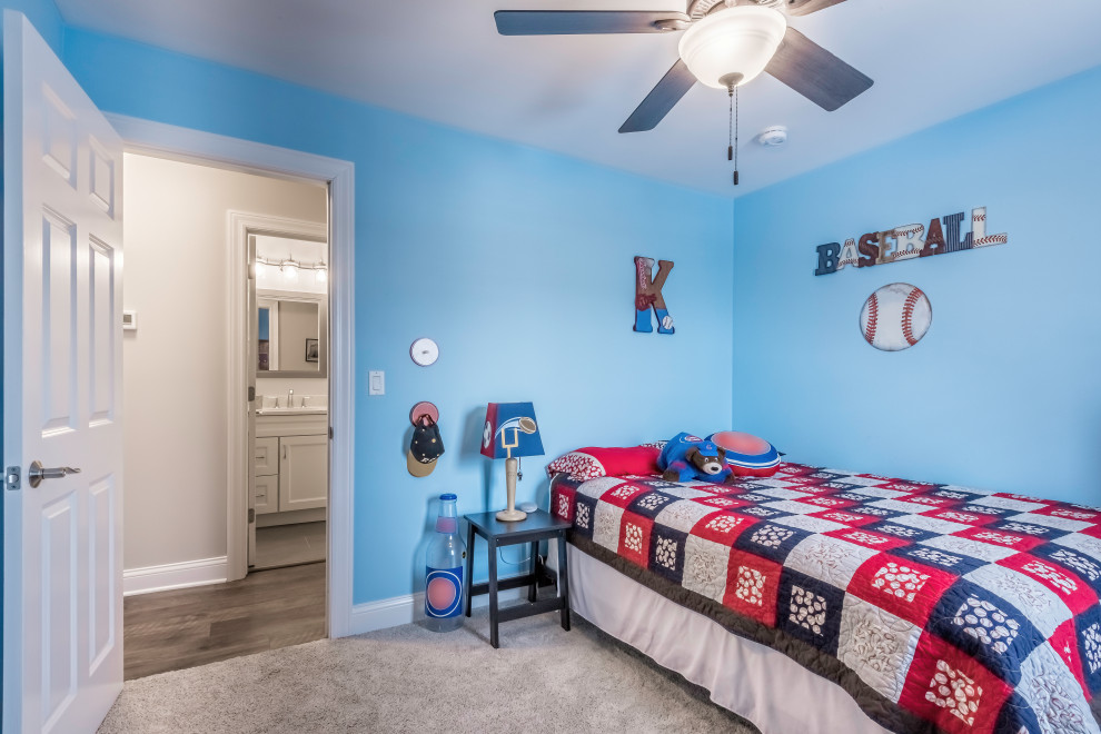 Foto di una camera degli ospiti chic di medie dimensioni con pareti blu, moquette e pavimento grigio