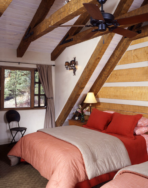 Bild på ett mellanstort rustikt sovrum, med heltäckningsmatta