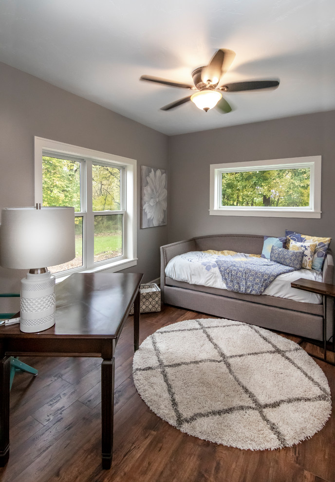 На фото: спальня среднего размера в стиле кантри с серыми стенами, полом из винила и коричневым полом с