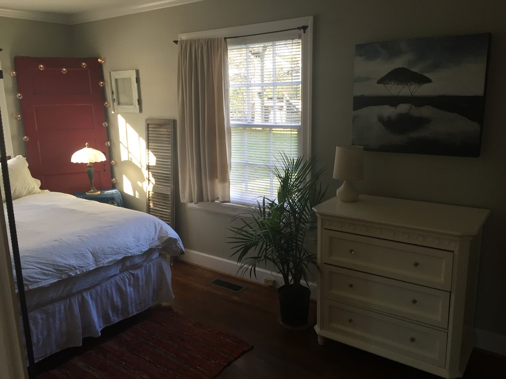 Mittelgroßes Shabby-Chic Gästezimmer ohne Kamin mit grüner Wandfarbe und dunklem Holzboden in Nashville