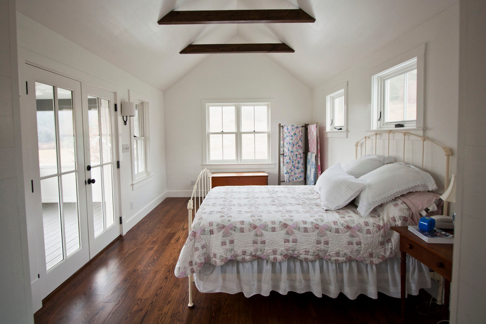Ejemplo de dormitorio principal de estilo de casa de campo de tamaño medio sin chimenea con paredes blancas y suelo de madera oscura