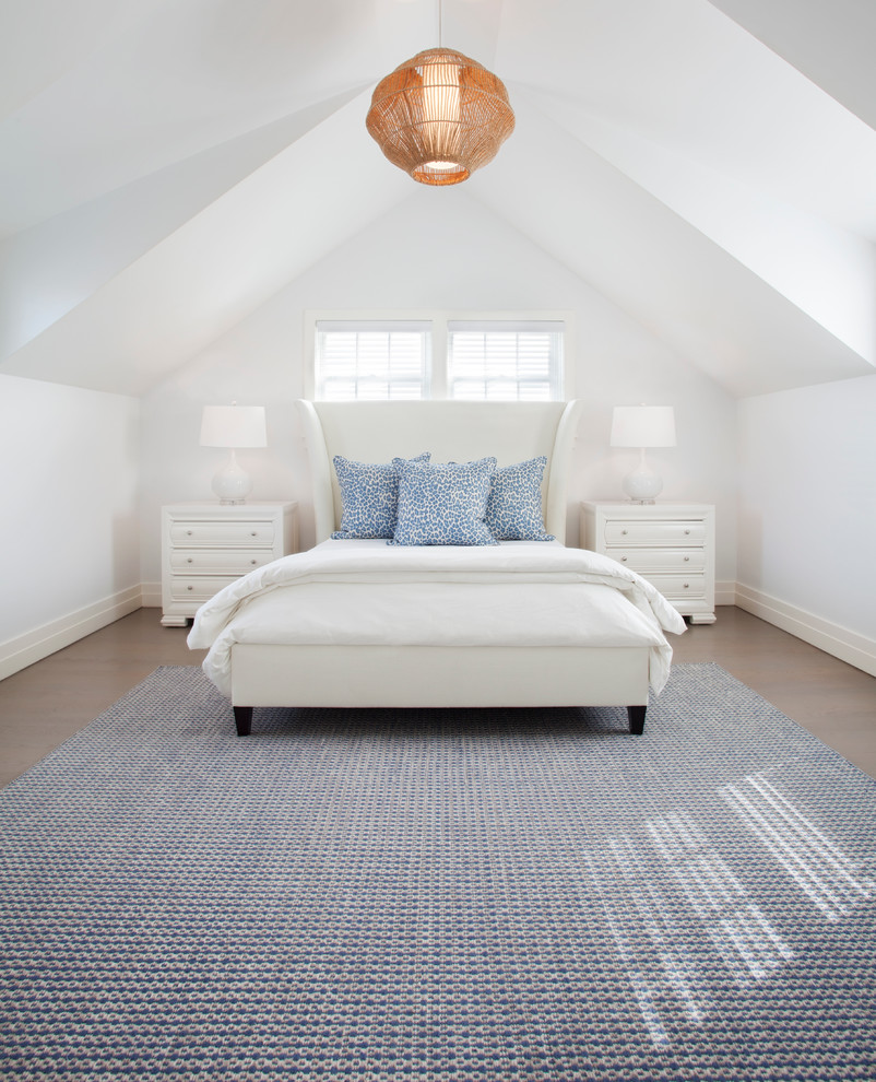 На фото: хозяйская спальня в светлых тонах в морском стиле с белыми стенами и паркетным полом среднего тона