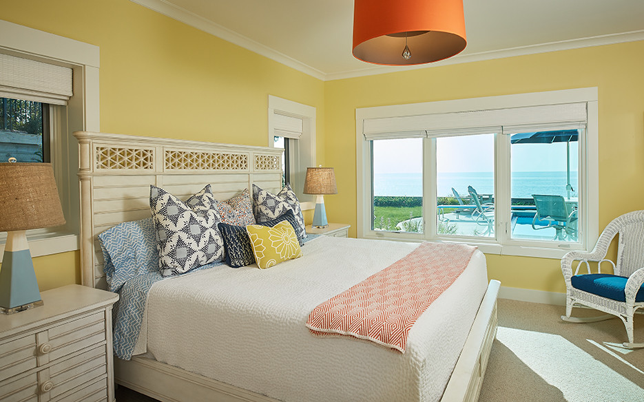 Пример оригинального дизайна: гостевая спальня (комната для гостей), среднего размера в классическом стиле с желтыми стенами, ковровым покрытием и бежевым полом