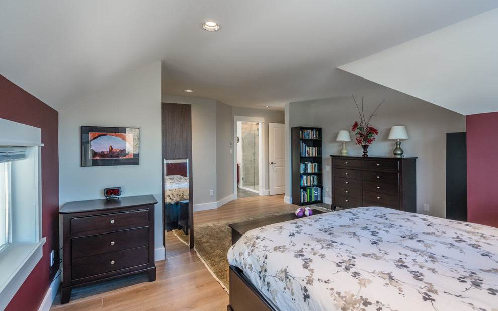 Imagen de dormitorio principal clásico de tamaño medio con paredes rojas, suelo de madera en tonos medios y suelo marrón