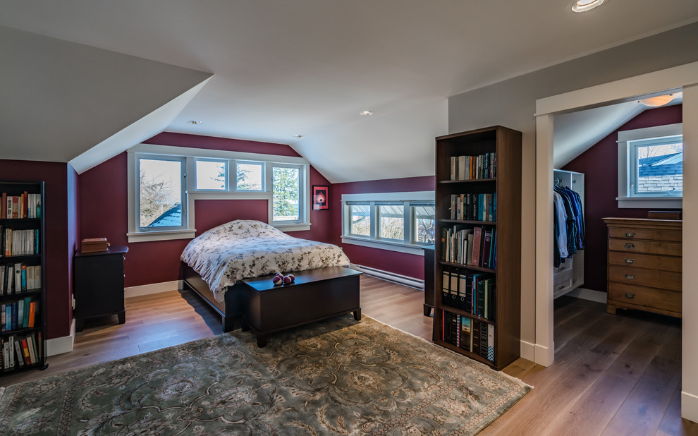 Diseño de dormitorio principal tradicional de tamaño medio con paredes rojas, suelo de madera en tonos medios y suelo marrón