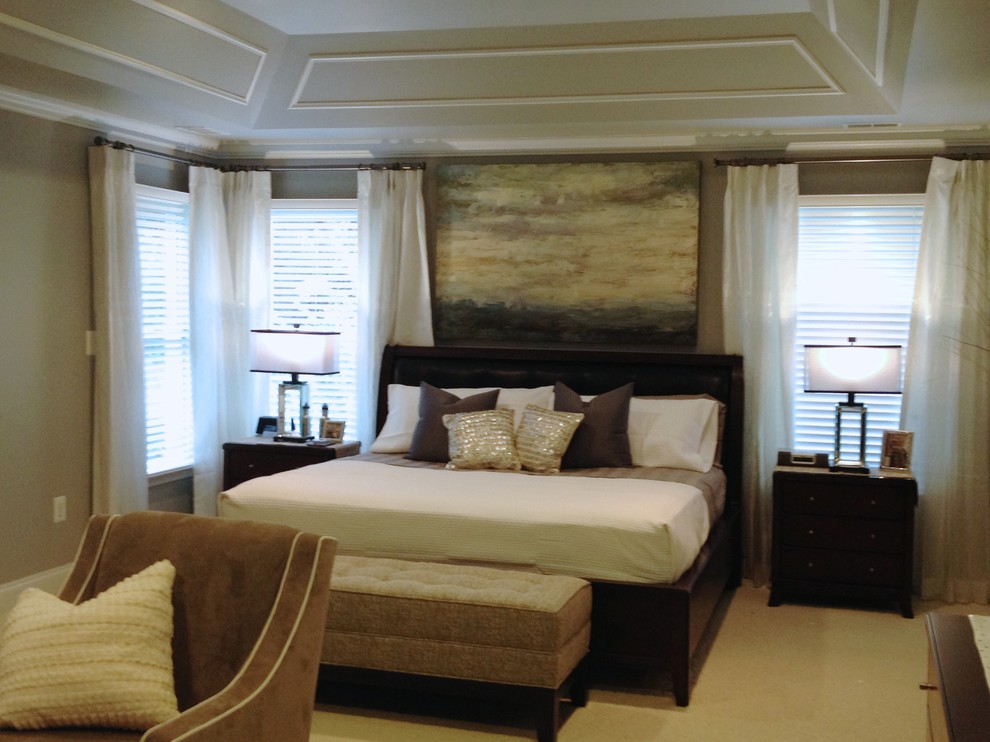 ボルチモアにある中くらいなトランジショナルスタイルのおしゃれな主寝室 (茶色い壁、カーペット敷き、茶色い床、グレーとクリーム色)