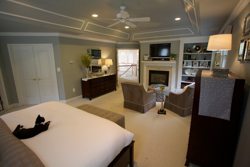 Cette photo montre une grande chambre chic avec un mur gris, une cheminée standard, un manteau de cheminée en carrelage et un sol marron.