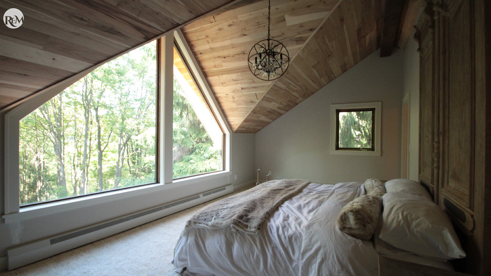 Источник вдохновения для домашнего уюта: большая хозяйская спальня в стиле рустика с бежевыми стенами и ковровым покрытием без камина