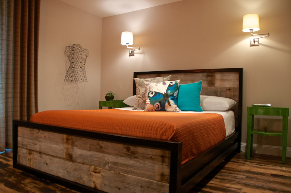 Imagen de dormitorio principal contemporáneo de tamaño medio con paredes beige y suelo de madera oscura