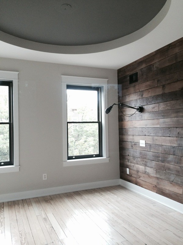 Foto de dormitorio campestre grande sin chimenea con paredes grises y suelo de madera clara