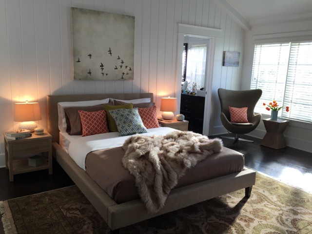 Imagen de dormitorio principal tradicional renovado de tamaño medio sin chimenea con paredes blancas, suelo de madera oscura y suelo marrón