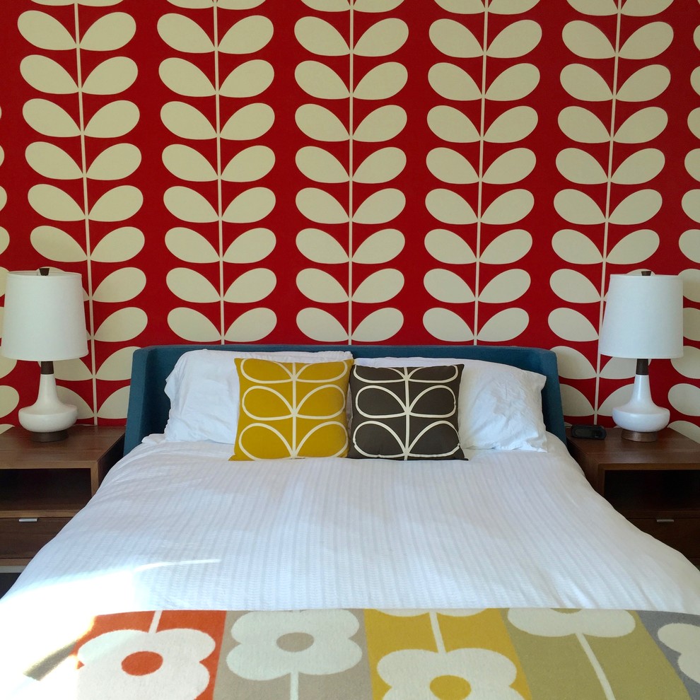 На фото: гостевая спальня среднего размера, (комната для гостей) в стиле ретро с красными стенами
