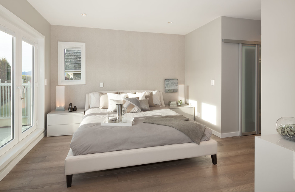 Inspiration pour une chambre parentale minimaliste de taille moyenne avec un mur beige et un sol en bois brun.