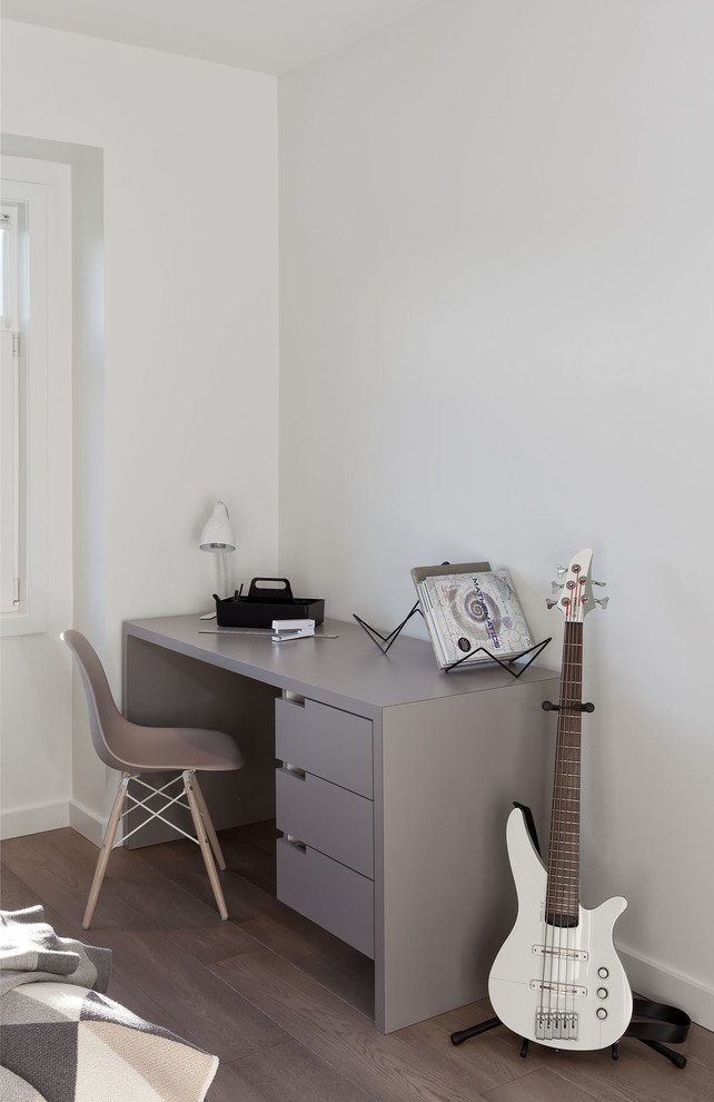 Réalisation d'une chambre minimaliste de taille moyenne avec un mur gris et un sol en bois brun.