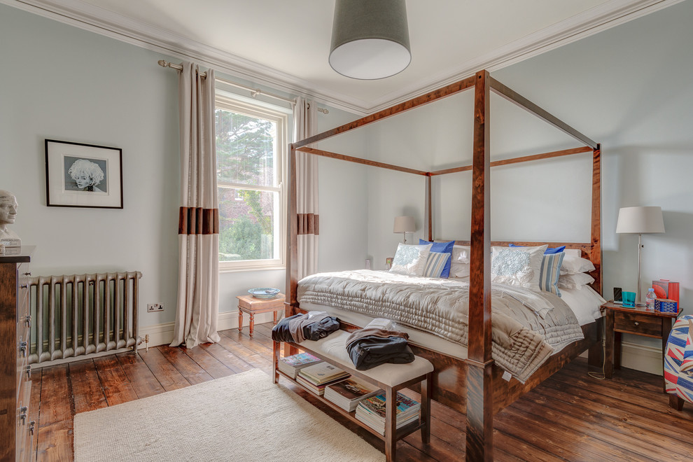 デヴォンにある広いトランジショナルスタイルのおしゃれな主寝室 (青い壁、無垢フローリング) のインテリア