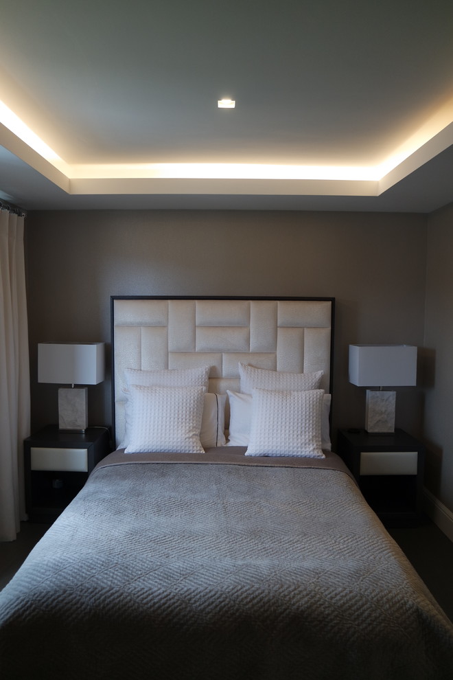 На фото: хозяйская спальня среднего размера в стиле модернизм с коричневыми стенами, темным паркетным полом и коричневым полом