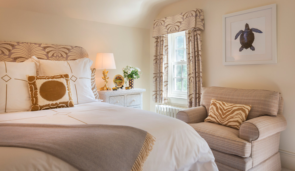 Стильный дизайн: гостевая спальня (комната для гостей) в классическом стиле с бежевыми стенами и ковровым покрытием - последний тренд