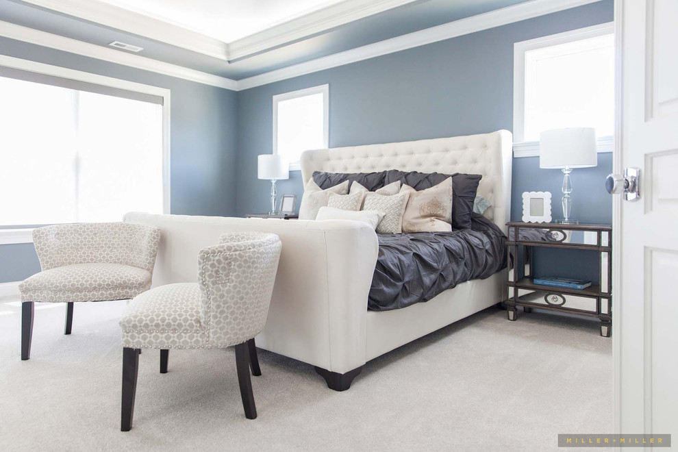 Landhaus Hauptschlafzimmer mit blauer Wandfarbe und Teppichboden in Chicago
