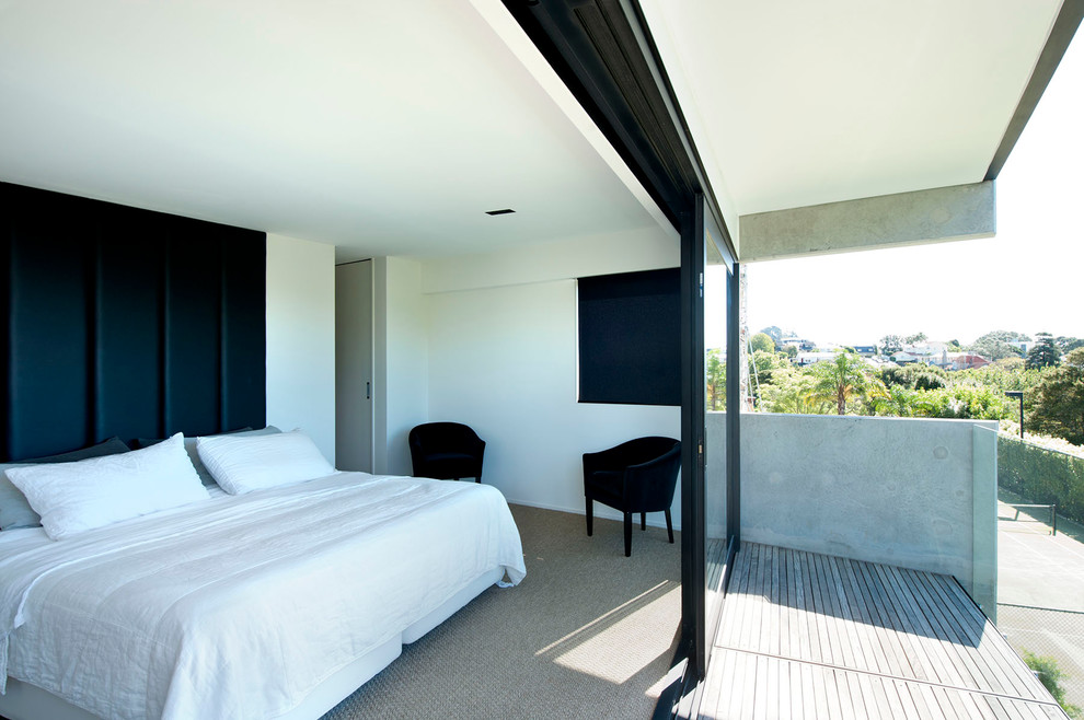 Идея дизайна: спальня в стиле модернизм с черными стенами и ковровым покрытием