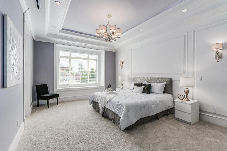 Imagen de dormitorio principal clásico renovado grande con paredes grises y moqueta