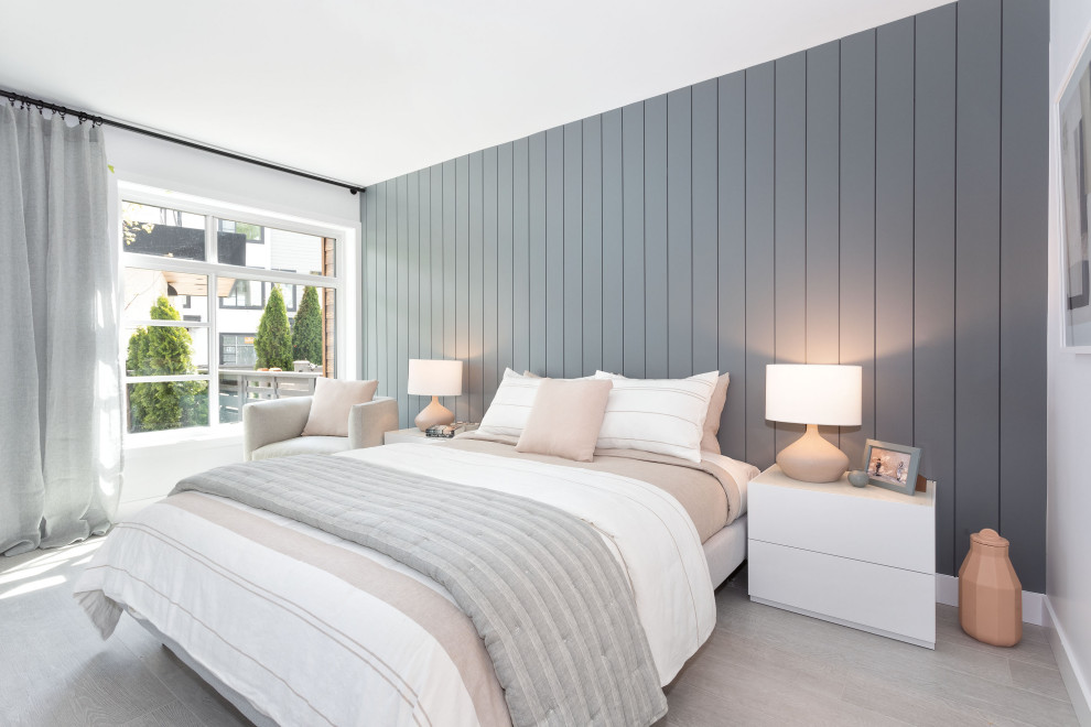 Mittelgroßes Skandinavisches Gästezimmer mit blauer Wandfarbe, Laminat, grauem Boden und Holzdielenwänden in Vancouver