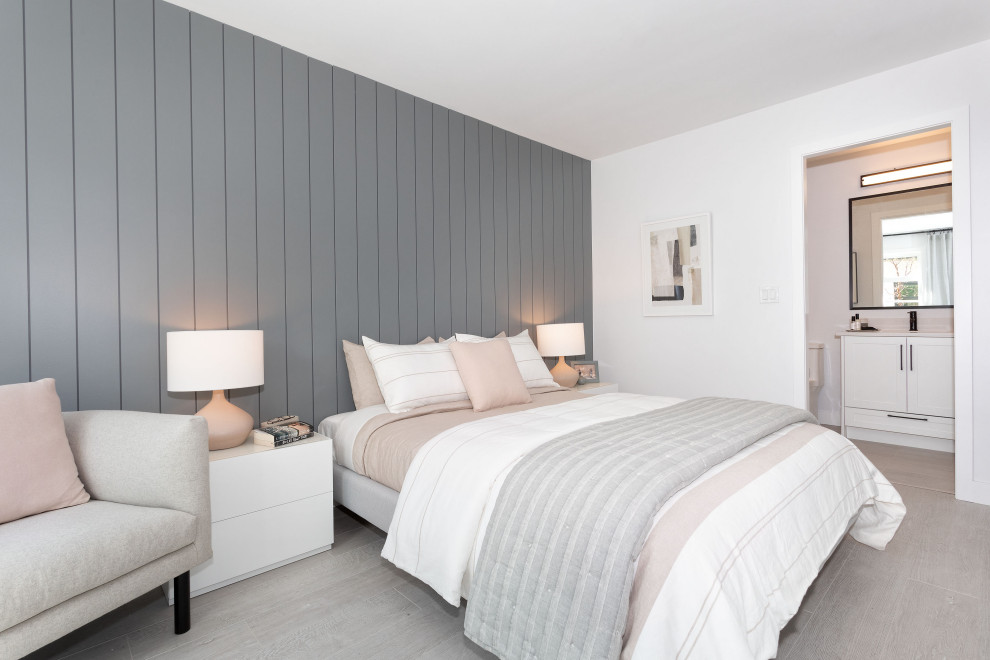 Ejemplo de habitación de invitados escandinava de tamaño medio con paredes azules, suelo laminado, suelo gris y machihembrado