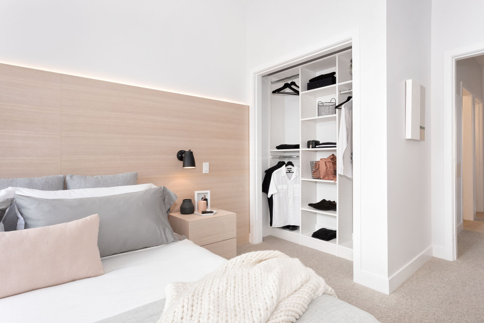 Modelo de dormitorio principal nórdico de tamaño medio con paredes blancas, moqueta, suelo gris y panelado