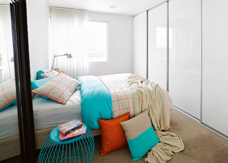Kleines Modernes Hauptschlafzimmer mit weißer Wandfarbe und Teppichboden in Melbourne