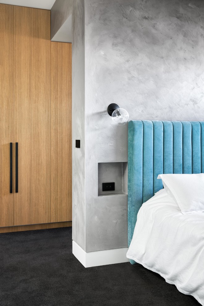 Стильный дизайн: большая хозяйская спальня в современном стиле с серыми стенами, ковровым покрытием и синим полом - последний тренд