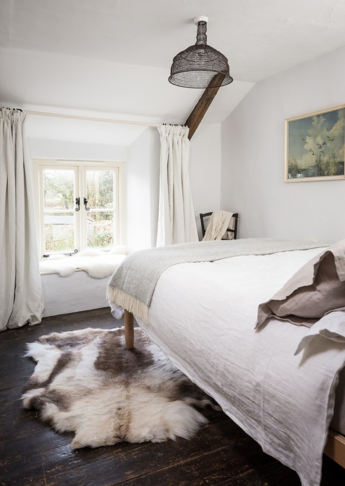 Imagen de habitación de invitados de estilo de casa de campo con paredes blancas y suelo de madera oscura