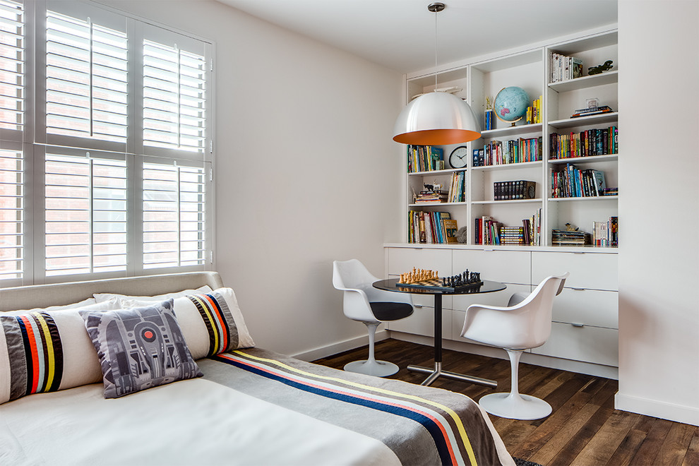 Diseño de habitación de invitados contemporánea con suelo de madera en tonos medios