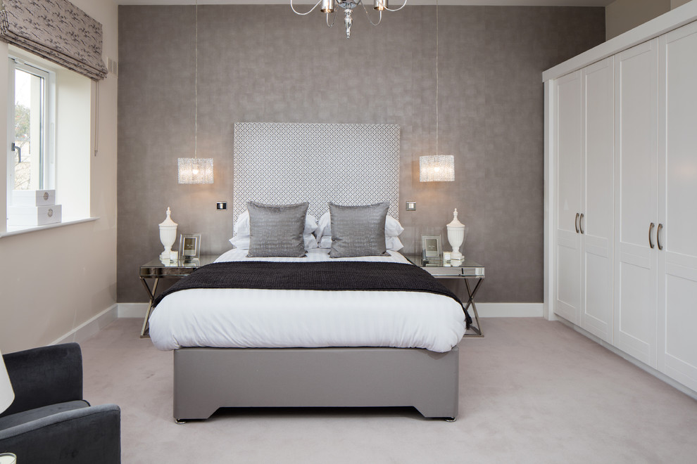 Imagen de dormitorio contemporáneo de tamaño medio con paredes beige y moqueta