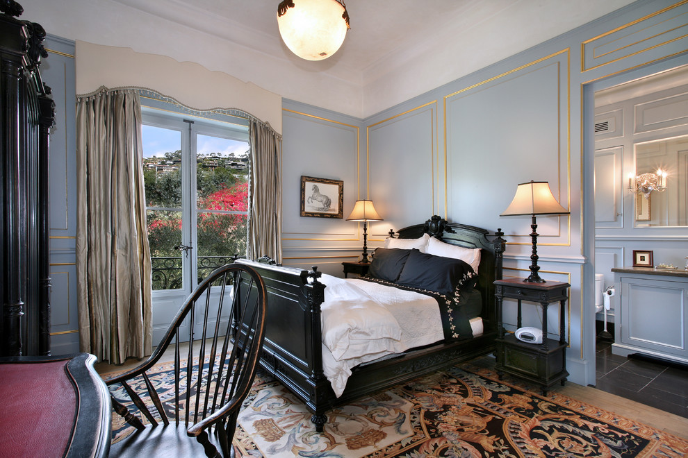 Свежая идея для дизайна: спальня в средиземноморском стиле с синими стенами - отличное фото интерьера