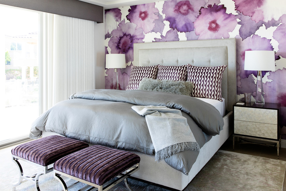 サンディエゴにある中くらいなモダンスタイルのおしゃれな客用寝室 (白い壁、ライムストーンの床、標準型暖炉、石材の暖炉まわり、グレーの床)