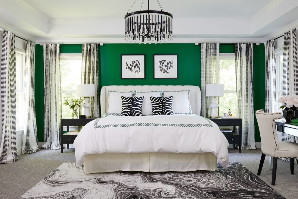 Стильный дизайн: хозяйская спальня в стиле неоклассика (современная классика) с зелеными стенами, ковровым покрытием и серым полом - последний тренд