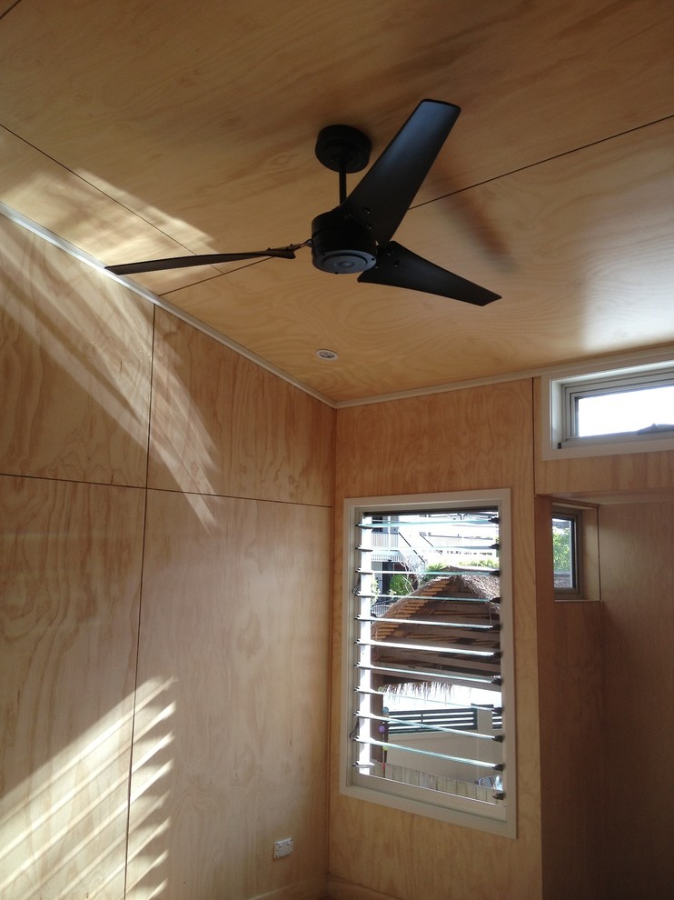Mittelgroßes Modernes Schlafzimmer im Loft-Style mit beiger Wandfarbe und hellem Holzboden in Brisbane