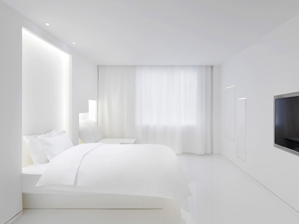 Идея дизайна: большая хозяйская спальня в восточном стиле с разноцветными стенами и светлым паркетным полом
