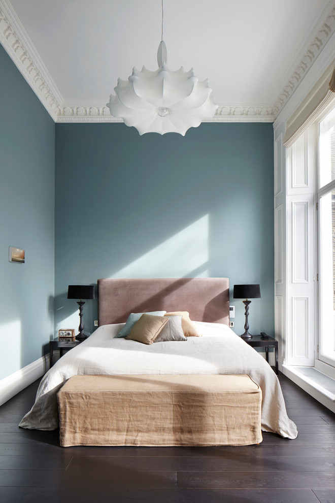На фото: большая хозяйская спальня: освещение в стиле неоклассика (современная классика) с синими стенами