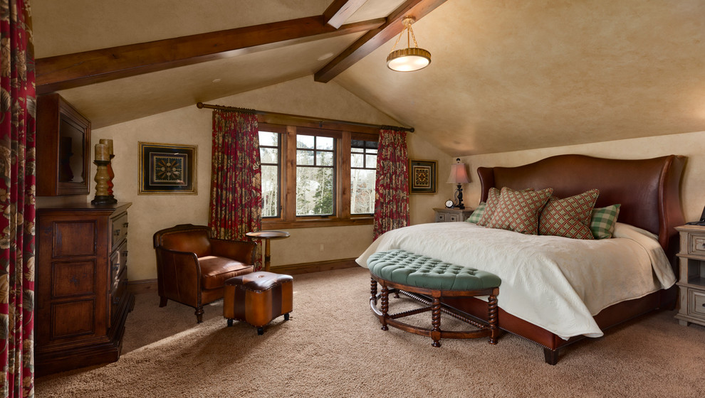 Modelo de dormitorio principal de estilo americano grande sin chimenea con paredes beige y moqueta