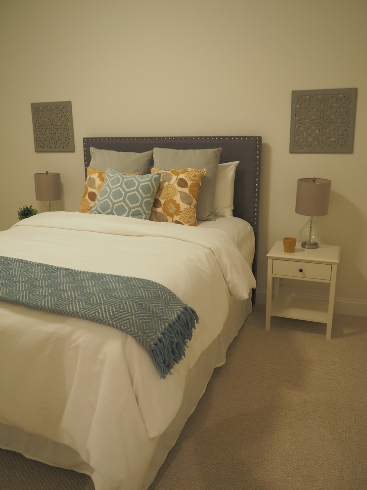 マンチェスターにある中くらいなトランジショナルスタイルのおしゃれな客用寝室 (ベージュの壁、カーペット敷き) のインテリア